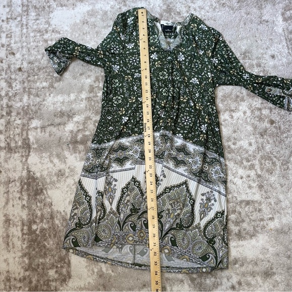 New Directions olive green floral & medallion print V neck Shift dress SZ SP - Picture 9 of 10